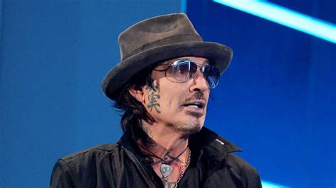 Tommy Lee Twitter post sparks hilarious memefest。